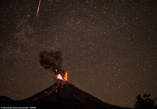 塞万提斯成功拍摄到了夜间火山喷发时的景象。(图片来源:《每日邮报》)