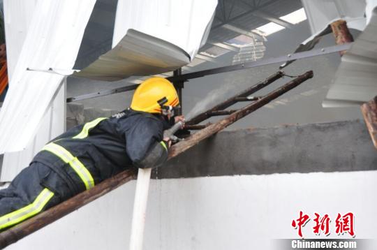 江西一工厂20吨棉纱自燃 消防员水枪掩护员工