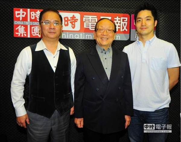 国民党“立委”党内初选候选人蒋万安(右)昨日接受中时电子报《为所欲为》主持人张景为(左)专访。图中为蒋万安父亲─国民党前荣誉主席蒋孝严。(刘宗龙摄)图片来源:台湾《中时电子报》