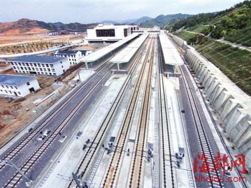 武夷山东站共有七条铁轨线，中间四条白色无石子的是高铁线路