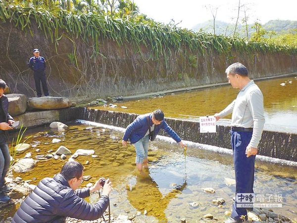 南投县警方到王母王蔡秀猜溺水处搜证。（图片来自台媒）