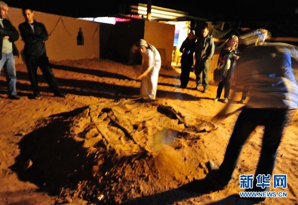 贝都因人为游客制作沙漠中的烤肉。（新华网记者 程春香 摄）