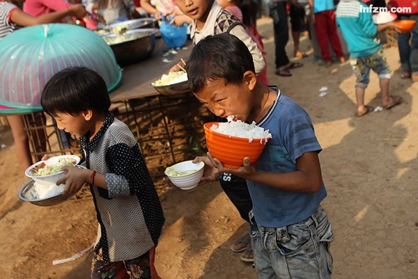 125难民营|炸弹|老挝_凤凰评论