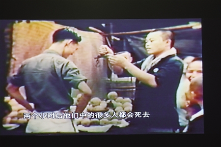 　　空袭前，重庆市民在购买水果。