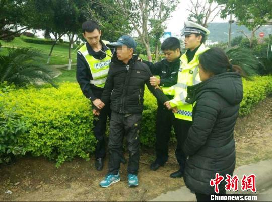 图为涉案男子被民警制服警方提供摄