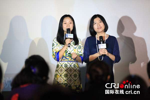 轻松调频两位美女主播现场介绍两人首度合作的新栏目《女人说》。