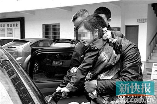 ■江西省九江市永修县委宣传部官微@九江永修发布称,昨日,在相关工作人员和家属的一路护送下,母女俩已回到九合乡青墅村的家里。