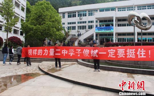 浙江富阳大学生车祸瞬间推开同学 各方爱心接