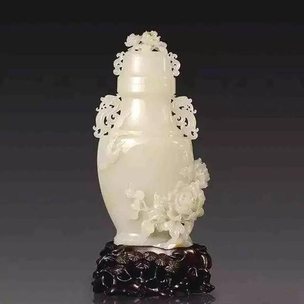 　　15.牡丹纹双龙耳盖瓶 白玉