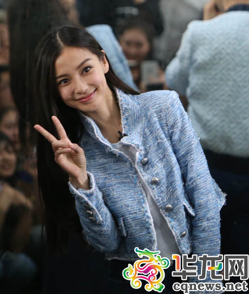 Angelababy粉丝,angelababy深v 开叉 angelababy摆剪刀手配合粉丝拍照 首席记者 李文科 摄