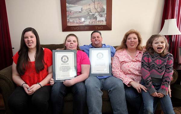 施兰克全家在雪城庆祝父女二人打破吉尼斯世界纪录。（网页截图）