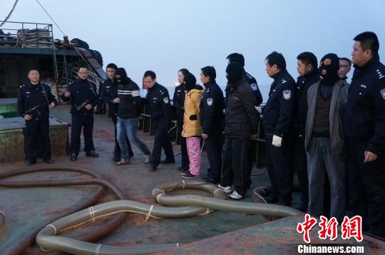 南京海关破获“45.07”走私成品油大案　陈银健　摄