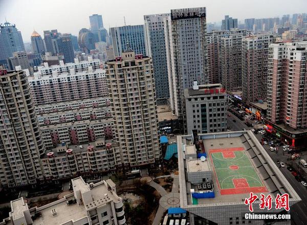 沈阳一高层建天台篮球场 拉风帅气引围观|沈阳