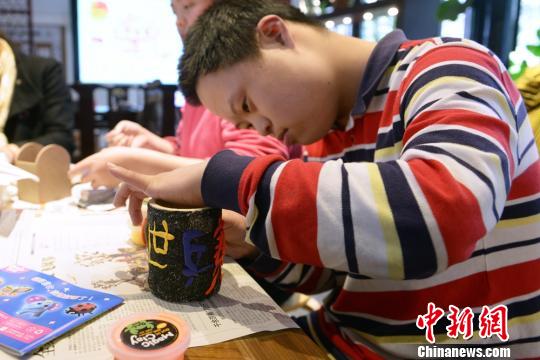 图为特教学生在多肉盆栽上加入了“世乒赛”元素。 王思哲 摄