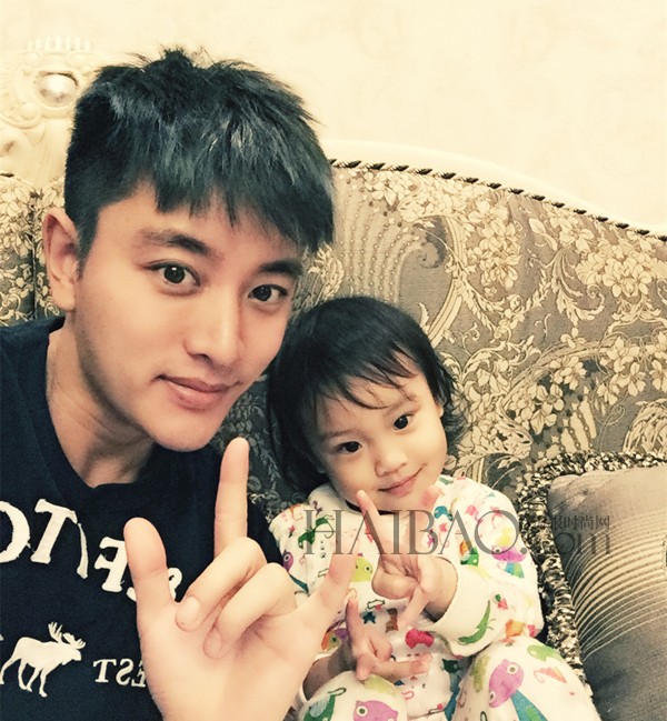 财经 甜馨儿出落成大姑娘啦,却还是不改"逗比"本色;feynman一如既往爱