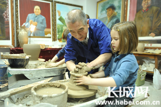 中东欧驻华大使及外交官参观唐山陶瓷文化创意