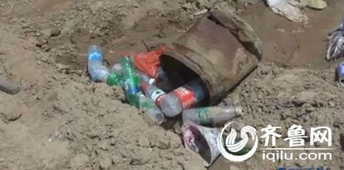 除了六七个碎料瓶，死者并未在现场留下其他遗物。（视频截图）