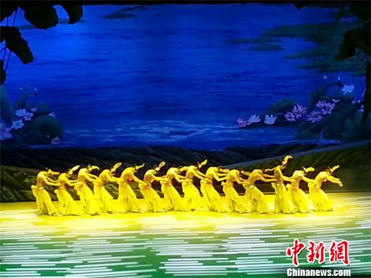 《家住长江边》表演　马芙蓉　摄