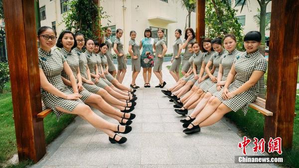 广东一幼儿园老师穿旗袍上课 尽显民国范|文化