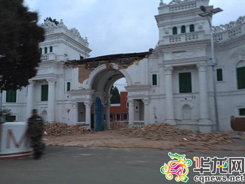 地震后，尼泊尔受灾的建筑。记者范云梦摄