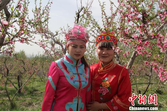 新疆霍尔果斯市举办首届桃花文化旅游节|游客