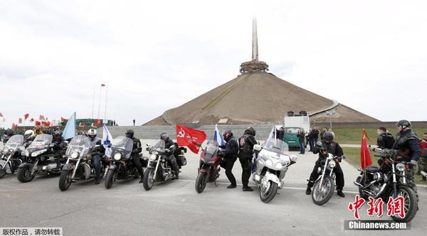 普京铁粉摩托车队横穿欧洲 纪念二战胜利70周