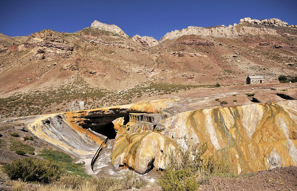 图为阿根廷印加石桥(The Puente del Inca) （网页截图）