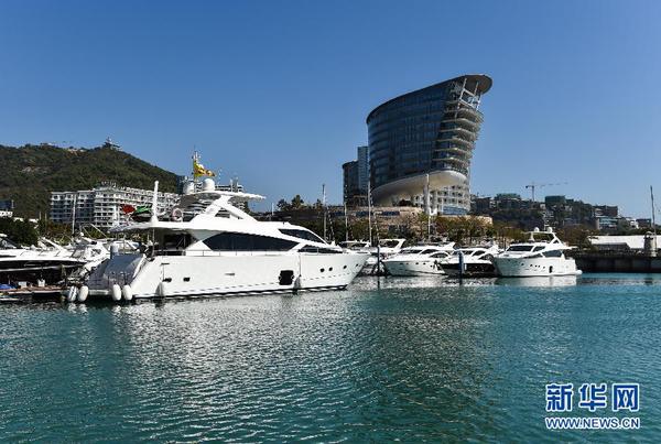 这是1月14日拍摄的深圳大梅沙湾游艇会会所。