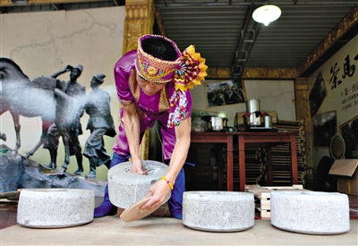 茶师现场演示制作普洱茶的工艺——压茶饼。拍者 托尼