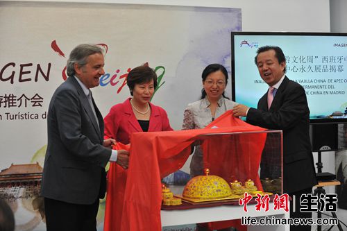 北京旅游委副主任王粤（左三）及嘉宾为北京旅游文化周开幕永久展品揭幕