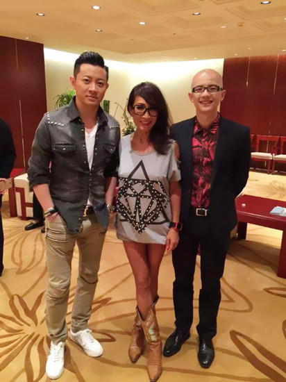 歌手平安盛装献唱 与家乡音乐人畅聊音乐经|音乐|指挥家_凤凰娱乐