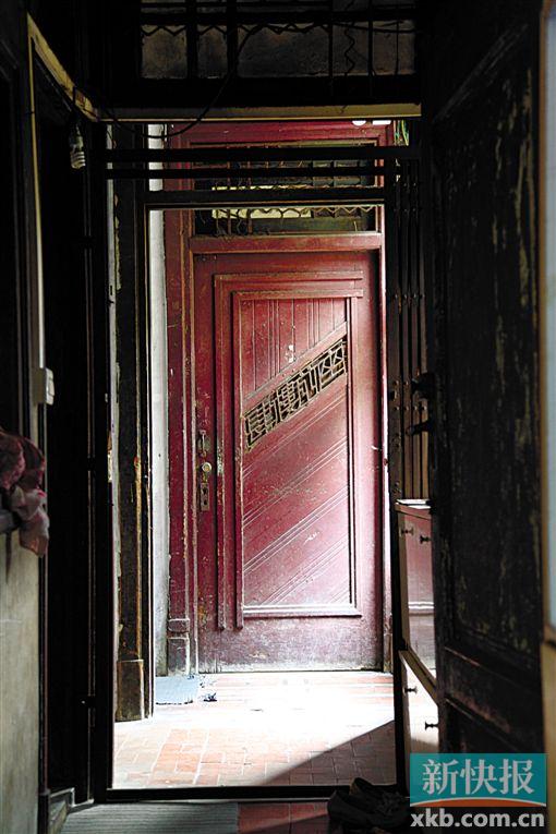 ■折形装饰(“Zigzag Style”)的做法还延伸到室内,在天花、楼梯扶手、门的设计上,能看到艺术装饰风格的多样呈现和个性化设计,其中包括汉字装饰化并用于门的设计。