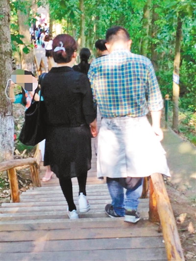 牵起手,一起走。