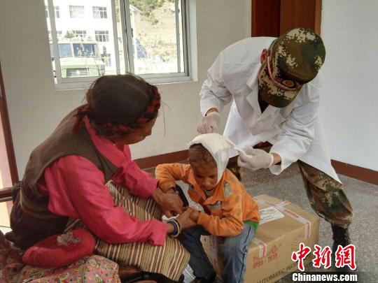 藏边防官兵全力救助灾区重伤女孩|伤口|化脓_凤