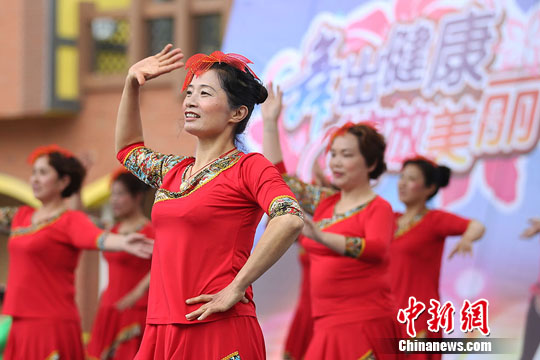 中国大妈舞动盐城大丰港 舞出健康和快乐|音