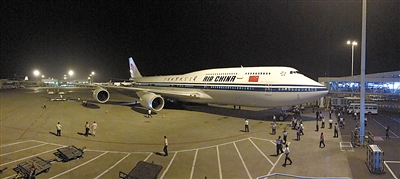 4月30日晚11点，波音747-8降落重庆，开始执行重庆经北京飞旧金山航行任务。 重庆晨报记者 胡杰 摄