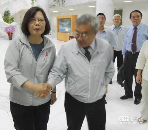 民进党主席蔡英文（左）参访六轻工业区，台塑集团总裁王文渊（左二）全程陪同，两人互动良好。（许素惠摄）图片来源：台湾《中时电子报》