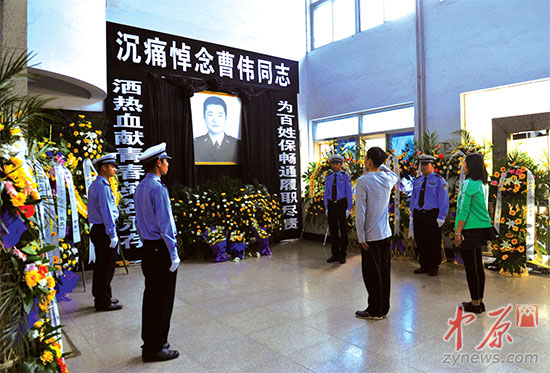 不断有市民自发到曹伟的灵堂前悼念他