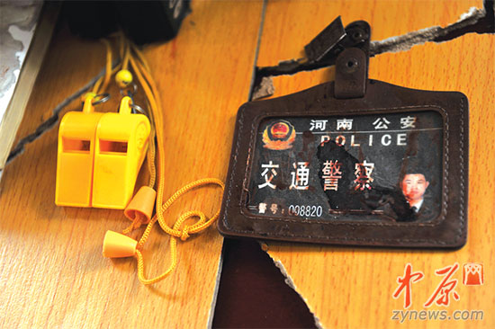 曹伟的胸卡上，还沾染着他的鲜血