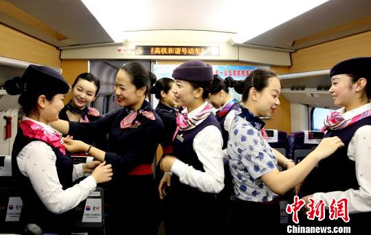 动姐与空姐动车进行交流学习|东航|空乘