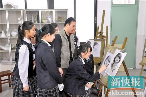 ■天河中学的学生在《琴棋书画》特色课程中学习素描