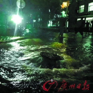 红色暴雨浇塌广州奥体中心羽毛球馆 多人遭困