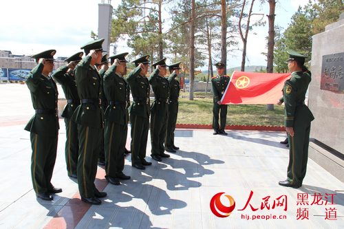 团员重温入团誓词。