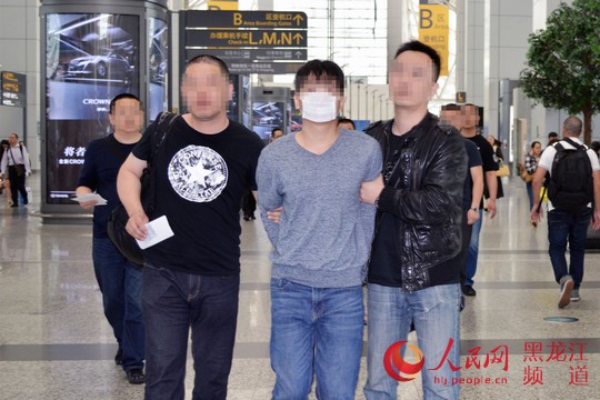 警方押解犯罪嫌疑人。