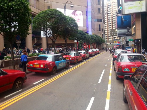香港闹市铜锣湾：昔日“人排队等车”，今为“车排队等人”。（魏东升摄）