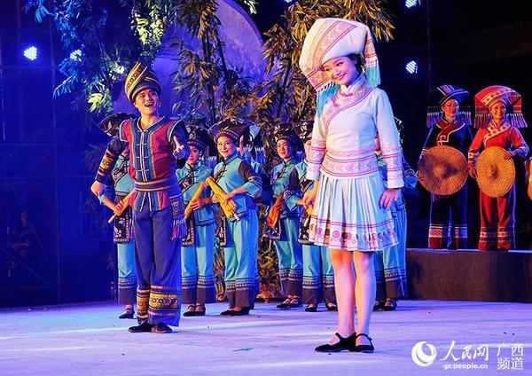 “吼敢”歌节期间，边对歌边串门寻爱。月光下，竹林边，阿妹阿哥用山歌互诉衷肠。