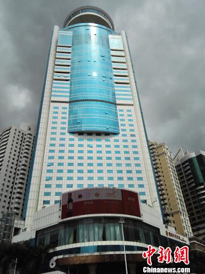 位于深圳罗湖区闹市的彭年酒店。　郑小红　摄