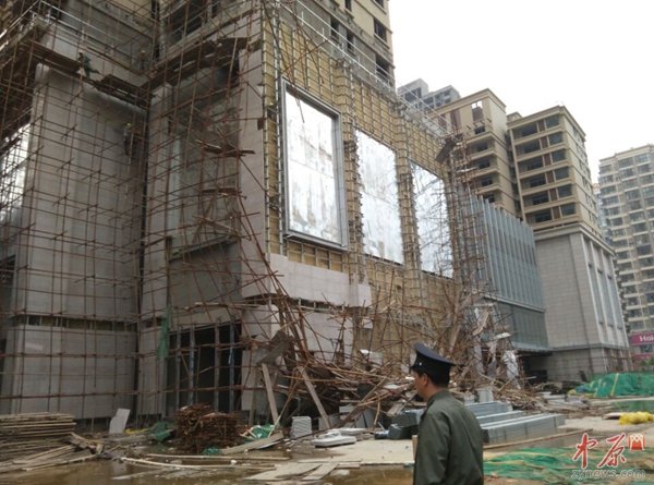 垮塌现场已拉起警戒线