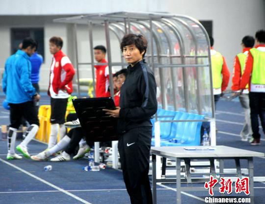 女裁判首次亮相中国足球职业联赛 憧憬执法世