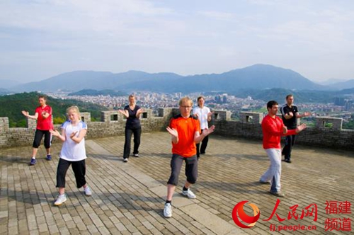 越来越多的外国人慕名前来永春大羽村里学习白鹤拳。（姚德纯 摄）